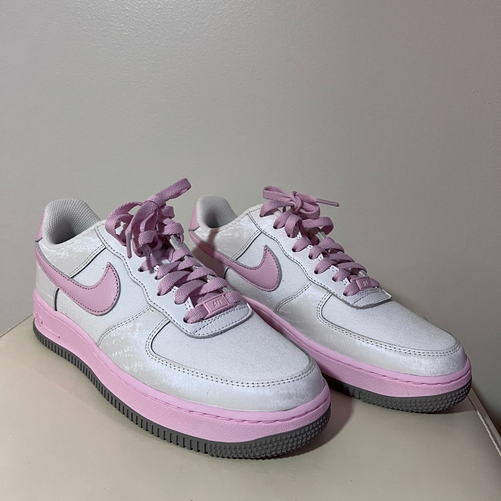 Nike Women's White and Pink Athletic Shoes